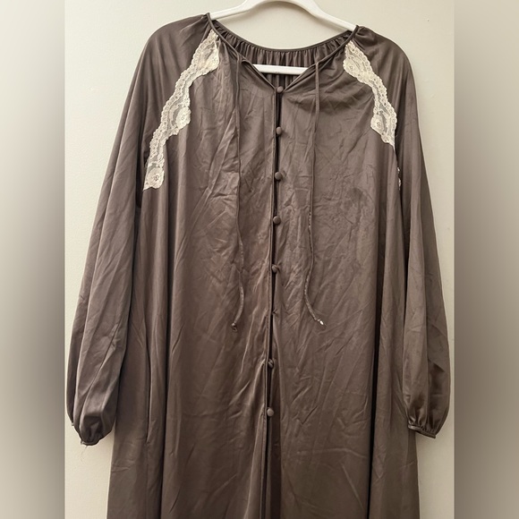 Vintage 2 pc gown with matching housecoat - Picture 9 of 12